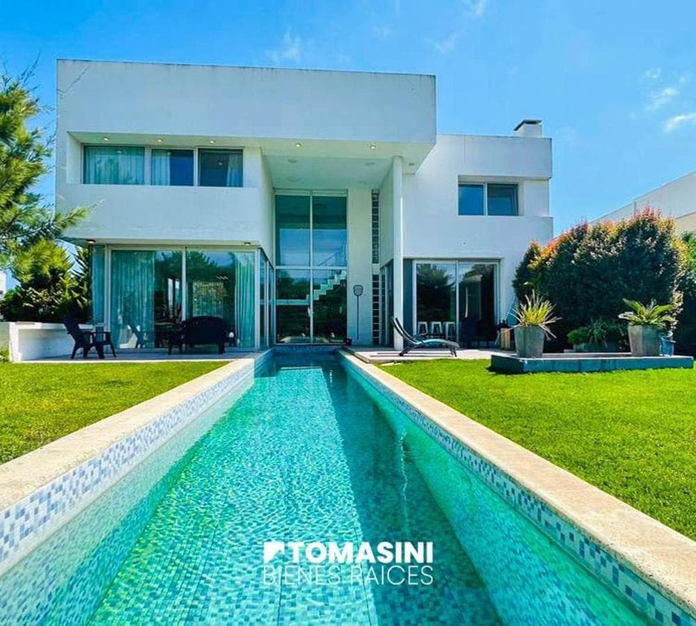 ARENAS DEL SUR—5-ROOM HOUSE ON TWO STORIES