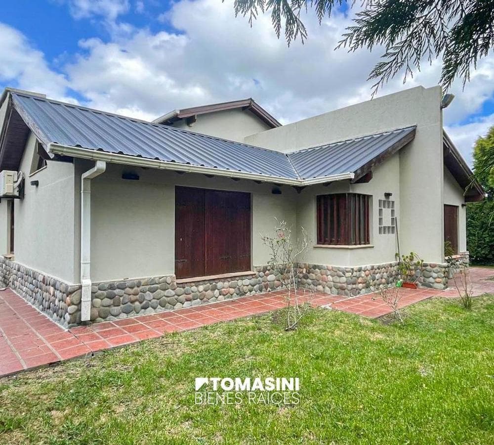 VACATION RENTAL - 3-BEDROOM VILLA WITH GARDEN AND POOL