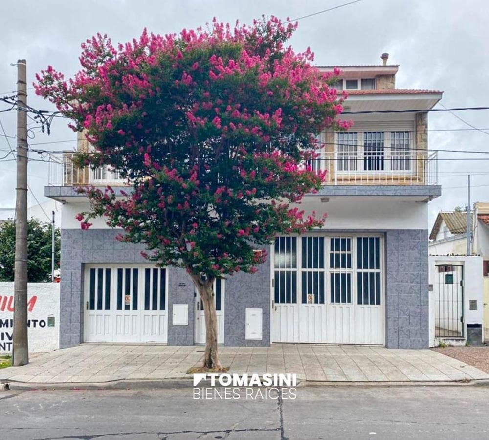 4-room villa with a barbecue area, commercial space, and park
