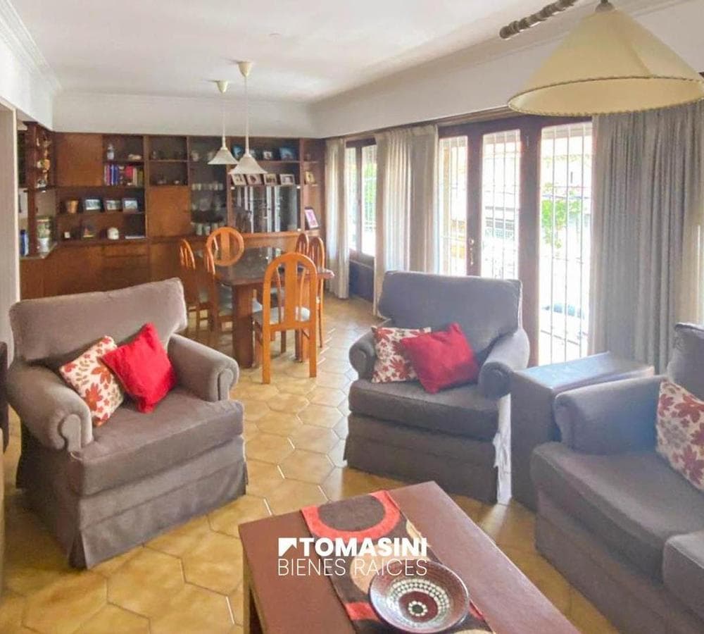 4-room villa with a barbecue area, commercial space, and park