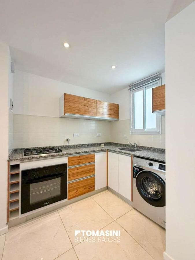 3-ROOM APARTMENT FACING THE STREET WITH A PROJECTING BALCONY