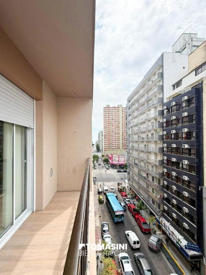 3-ROOM APARTMENT FACING THE STREET WITH A PROJECTING BALCONY