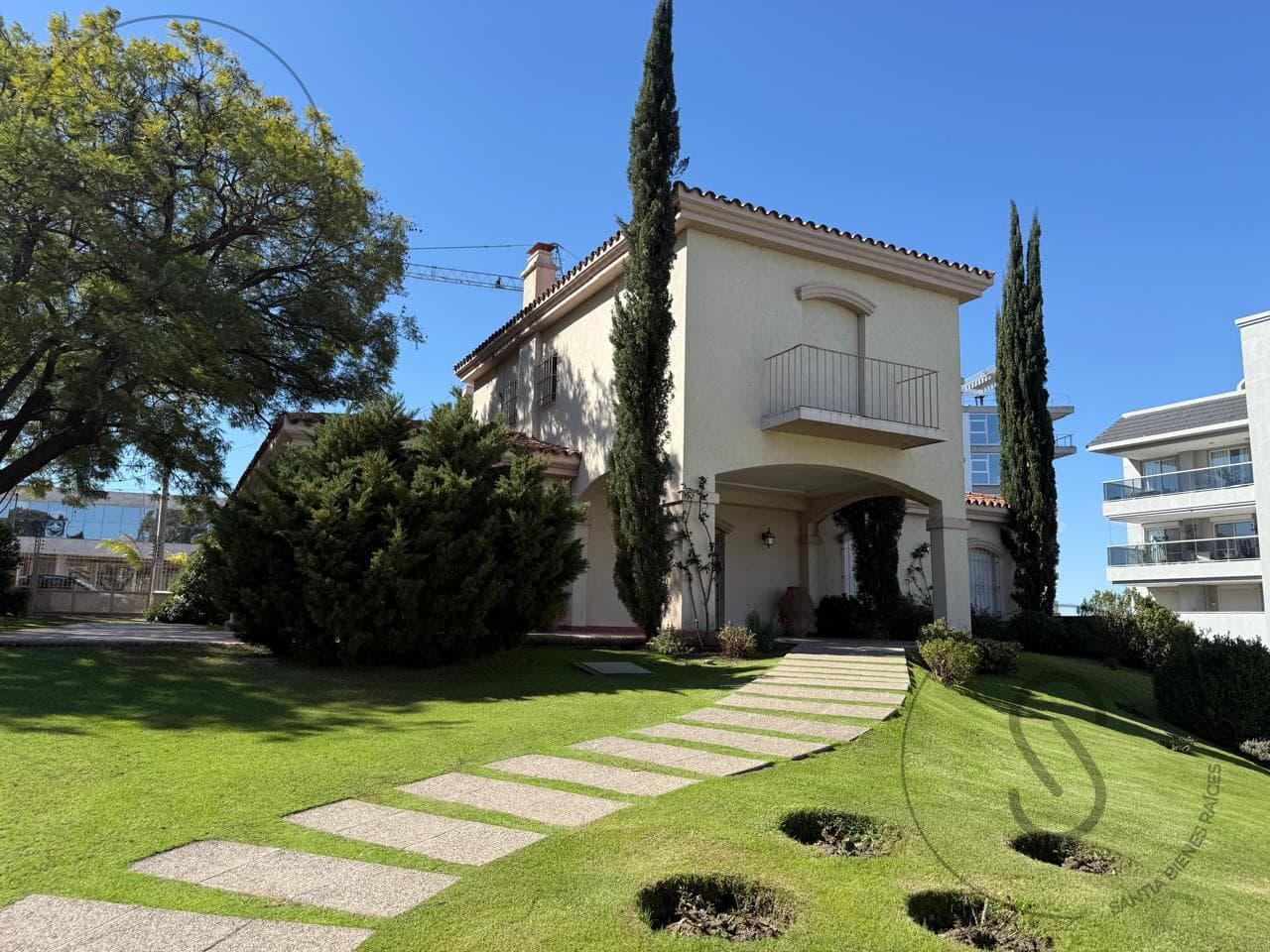 2-BEDROOM APARTMENT FOR RENT IN CHATEAU VILLAGE