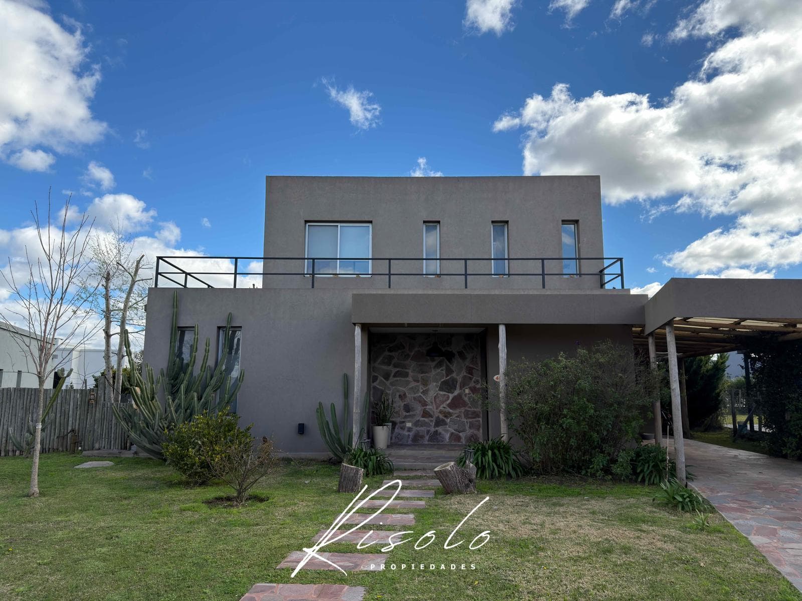 House for Sale, with 3 bedrooms, an office, and a maid's quarters. Pool. Gated Community, Escobar