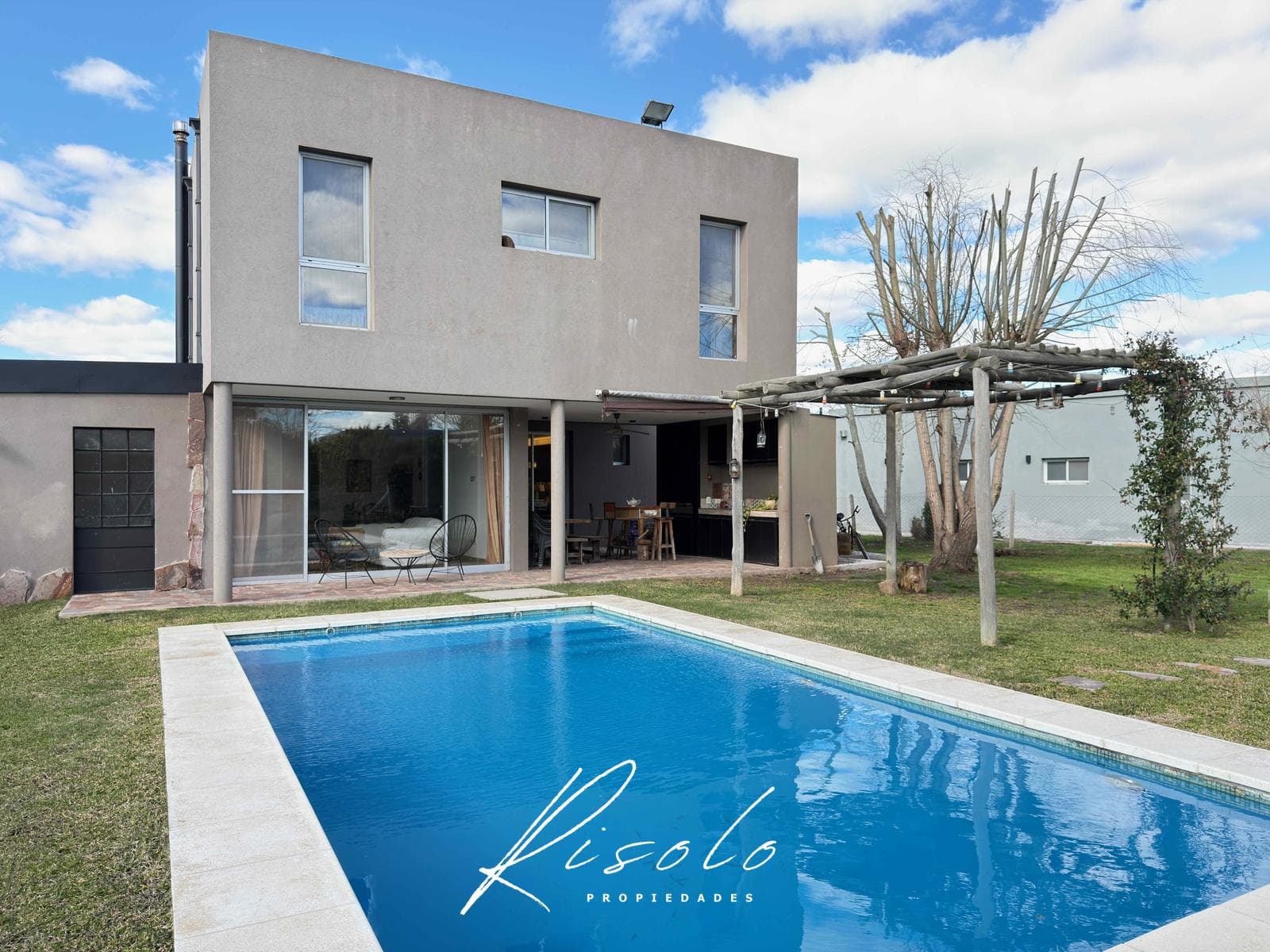 House for Sale, with 3 bedrooms, an office, and a maid's quarters. Pool. Gated Community, Escobar
