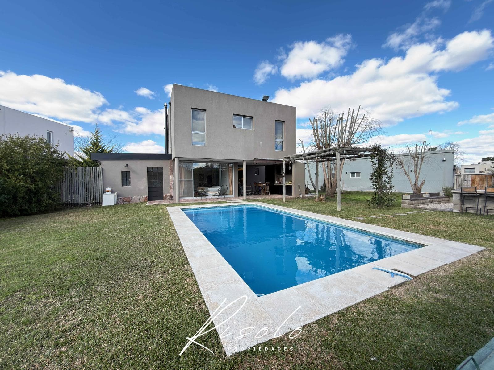 House for Sale, with 3 bedrooms, an office, and a maid's quarters. Pool. Gated Community, Escobar