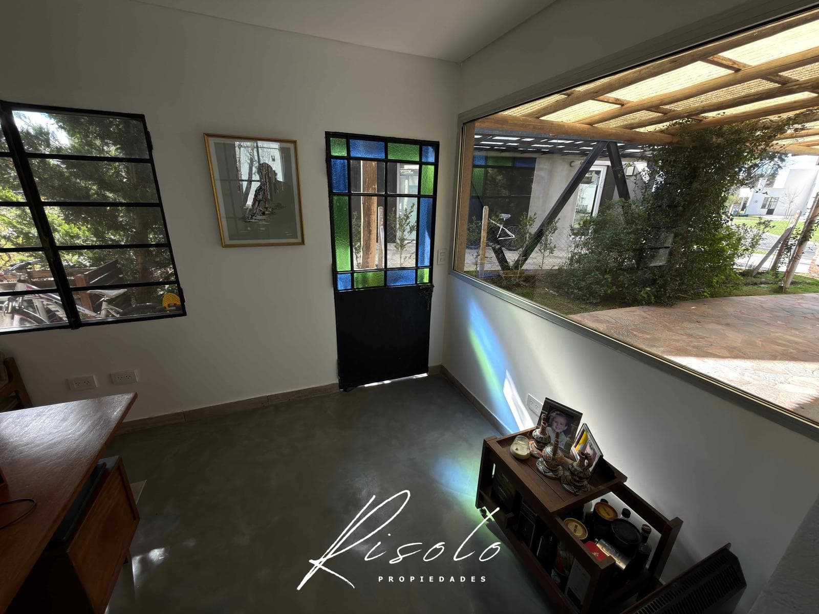 House for Sale, with 3 bedrooms, an office, and a maid's quarters. Pool. Gated Community, Escobar