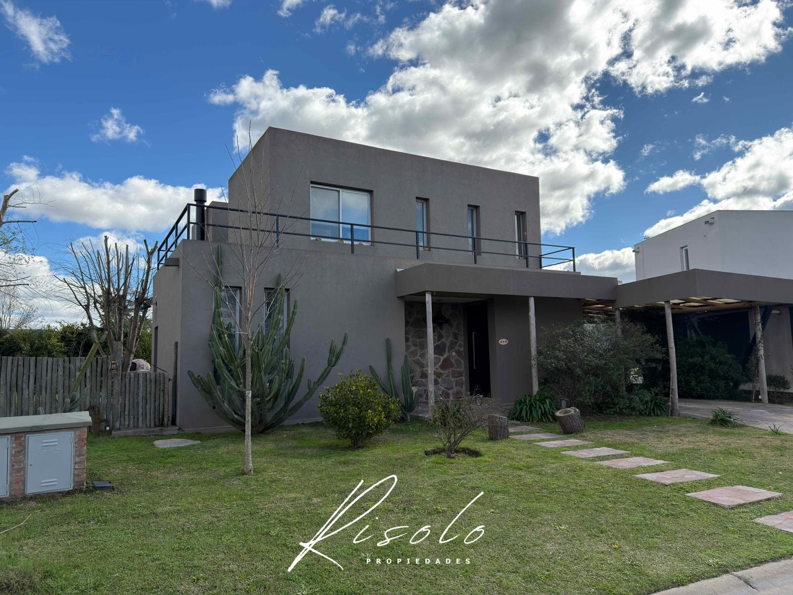 House for Sale, with 3 bedrooms, an office, and a maid's quarters. Pool. Gated Community, Escobar
