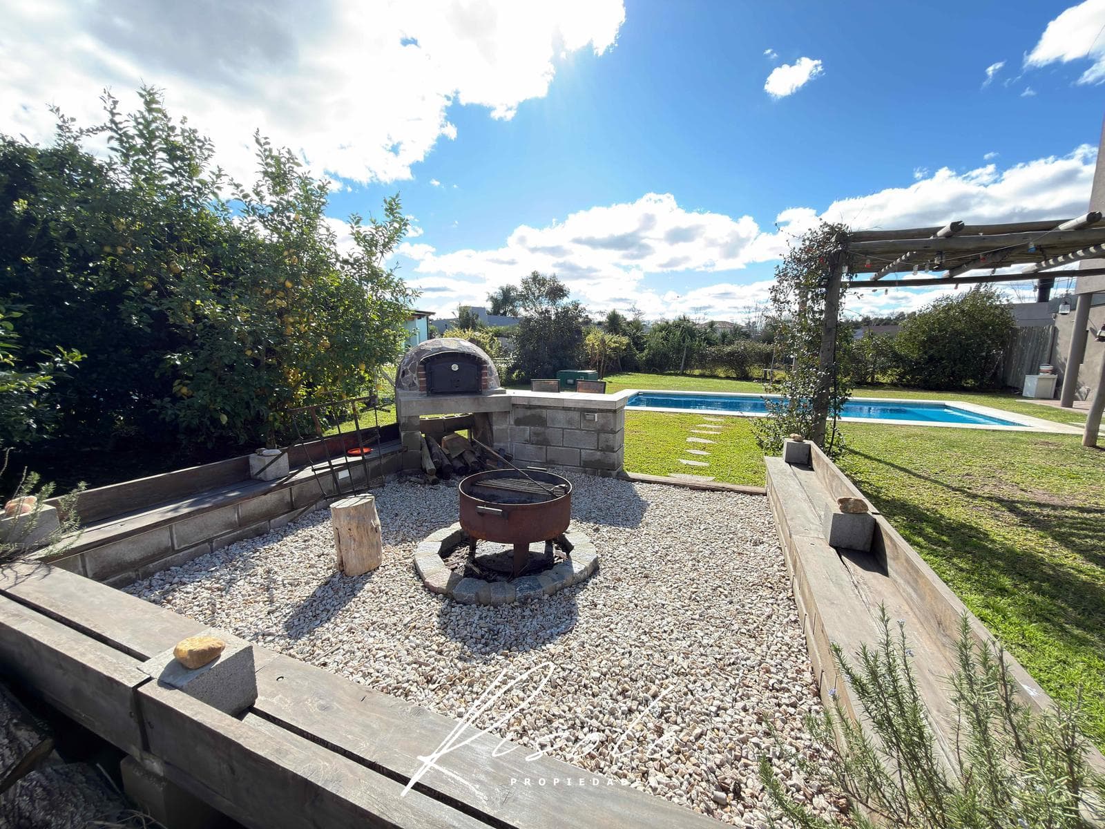 House for Sale, with 3 bedrooms, an office, and a maid's quarters. Pool. Gated Community, Escobar