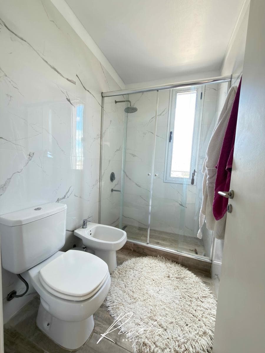 House for Sale, with 3 bedrooms, an office, and a maid's quarters. Pool. Gated Community, Escobar
