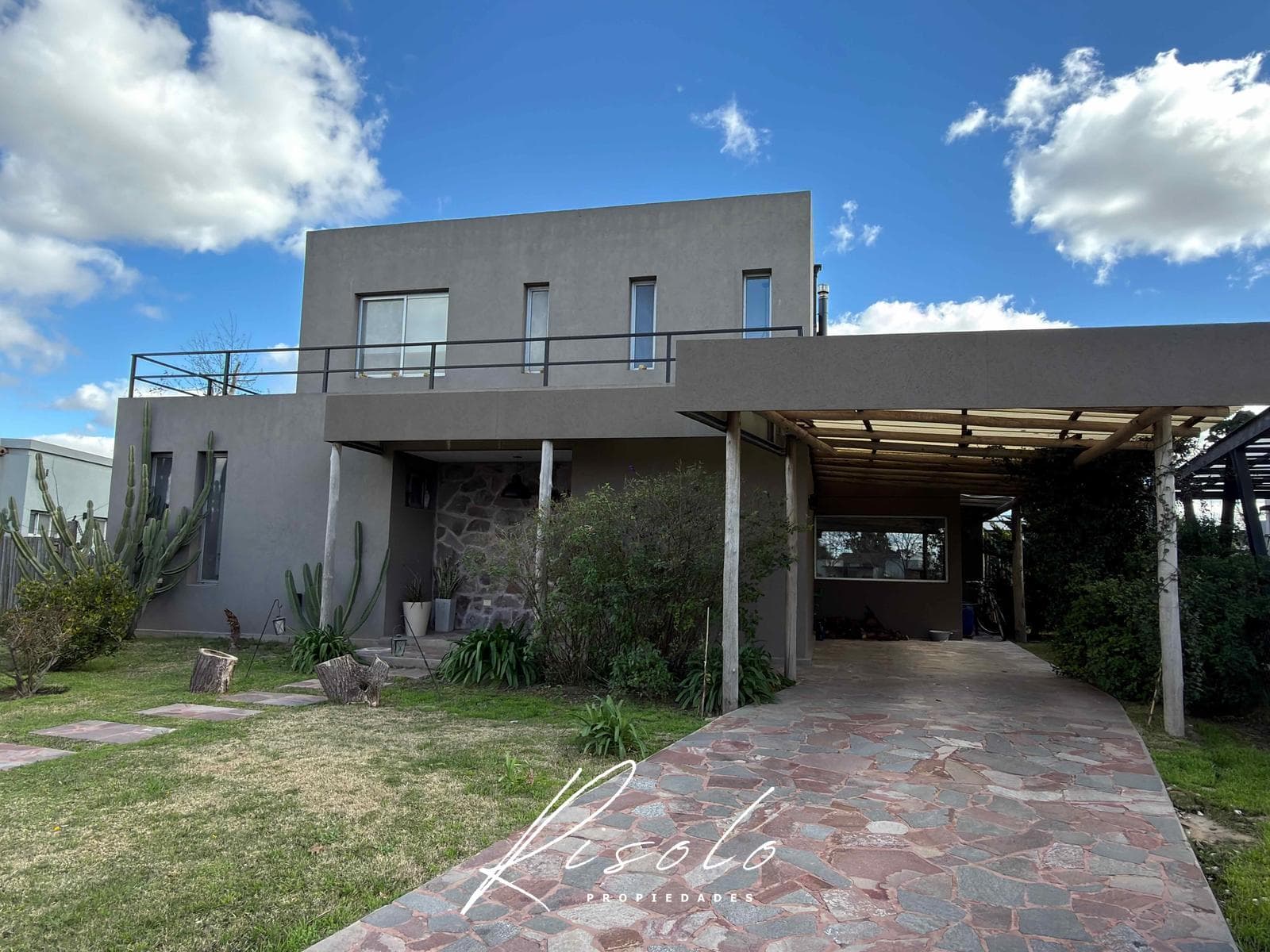 House for Sale, with 3 bedrooms, an office, and a maid's quarters. Pool. Gated Community, Escobar