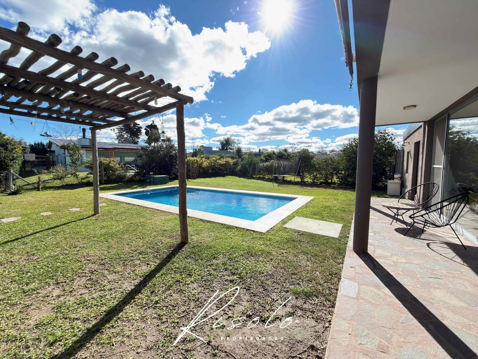 House for Sale, with 3 bedrooms, an office, and a maid's quarters. Pool. Gated Community, Escobar
