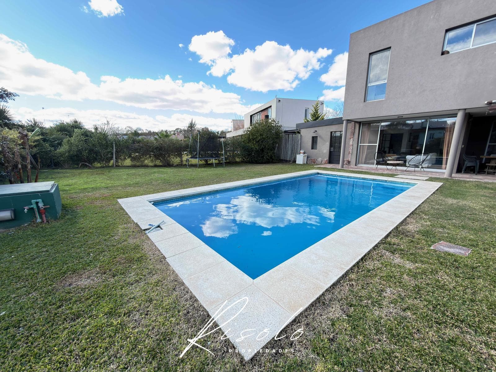 House for Sale, with 3 bedrooms, an office, and a maid's quarters. Pool. Gated Community, Escobar