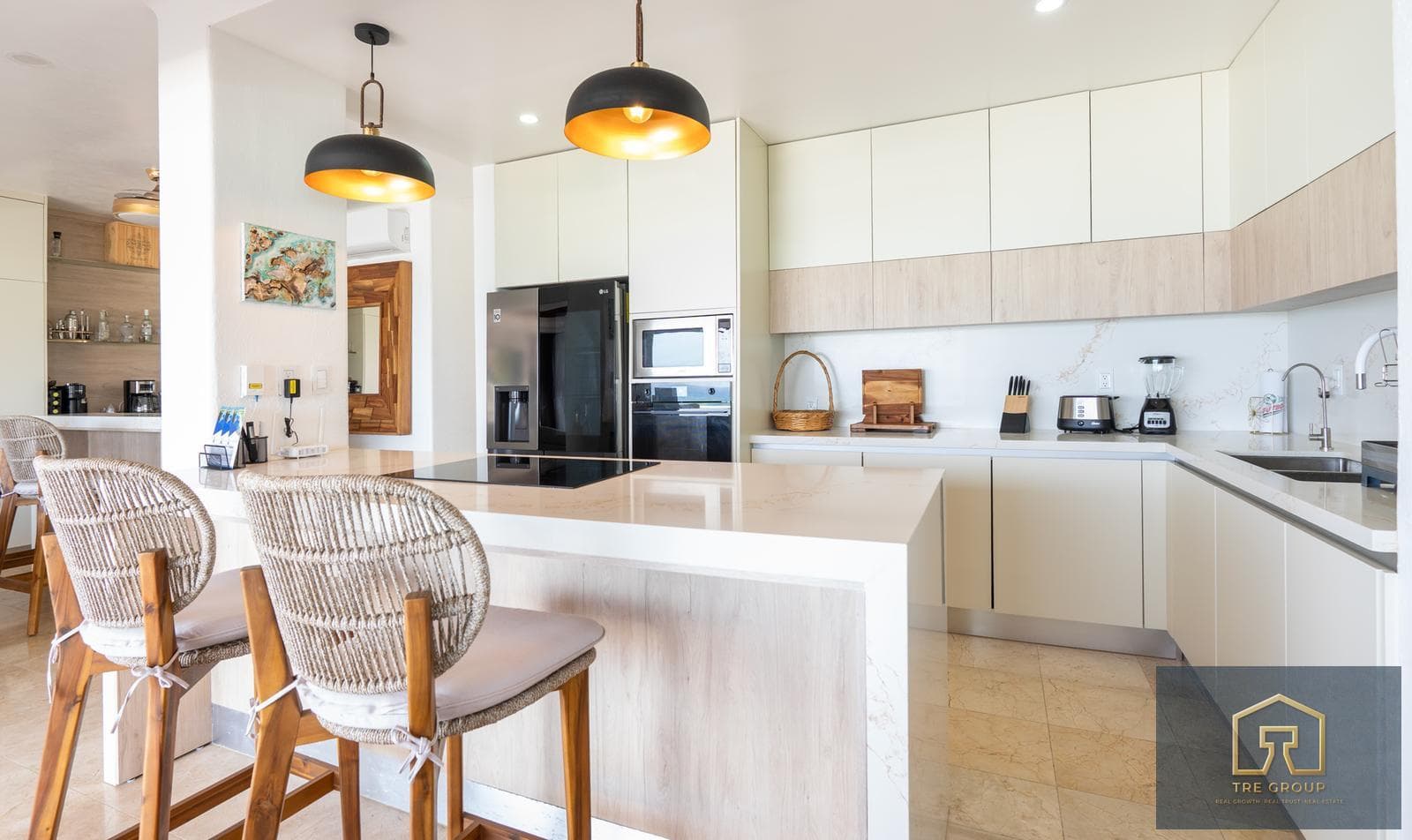 Spectacular 3-bedroom oceanfront penthouse