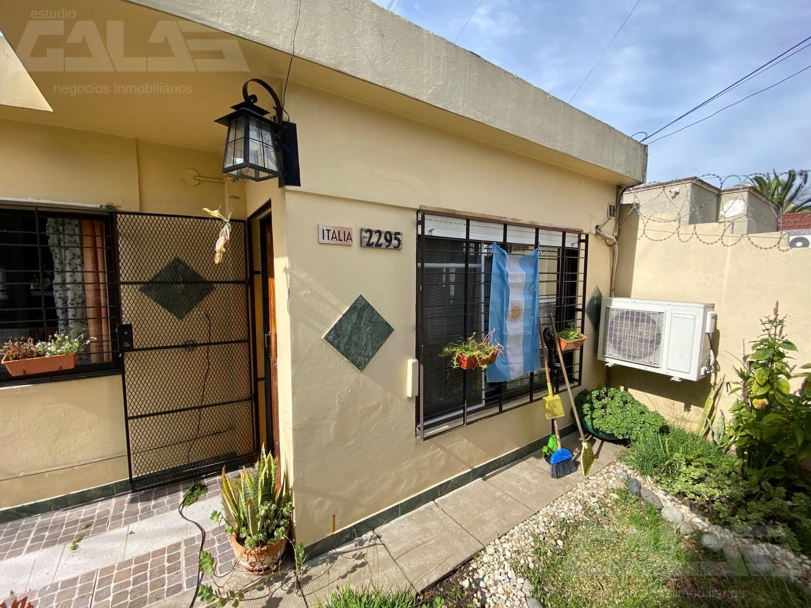 House for Sale in Castelar Norte | 2 bedrooms, yard, porch, barbecue, and double garage