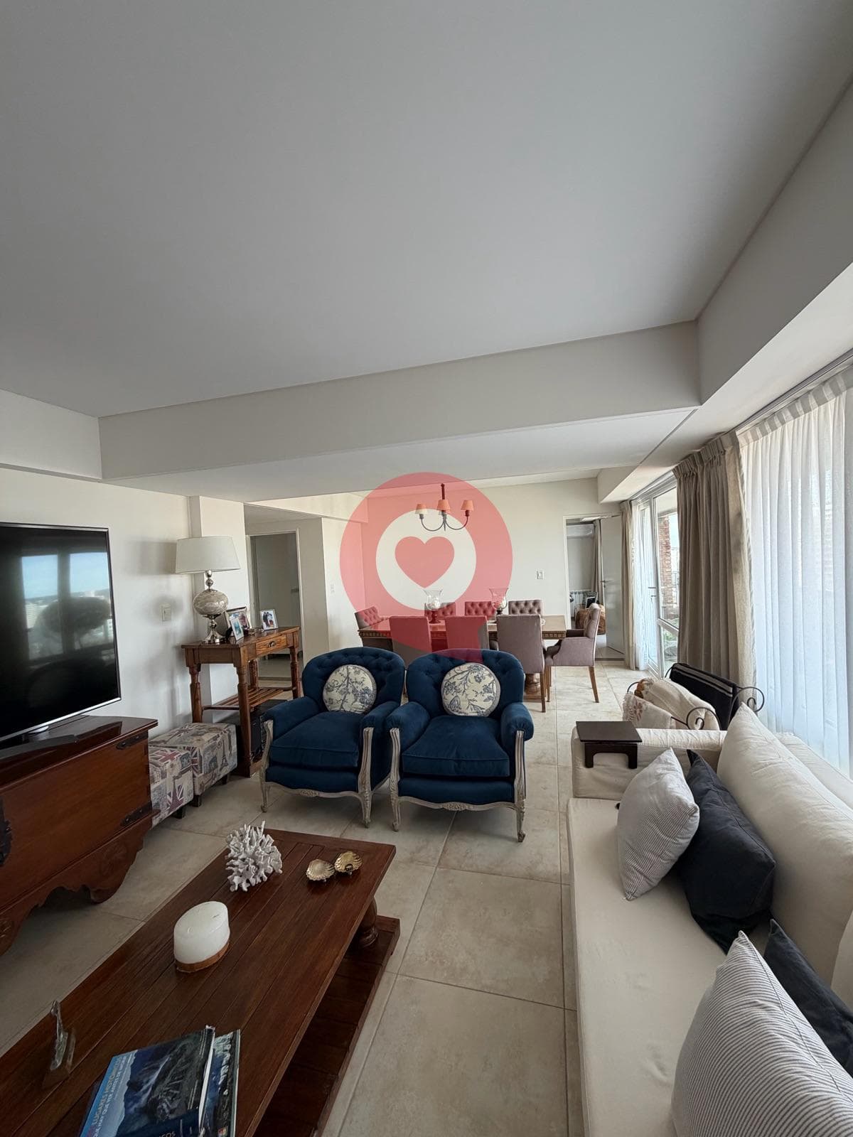 Exclusive 11th-floor apartment · 3 bedrooms (1 en suite) · 148 m² · 2 parking spaces — Los Teros Building, Neuquén City