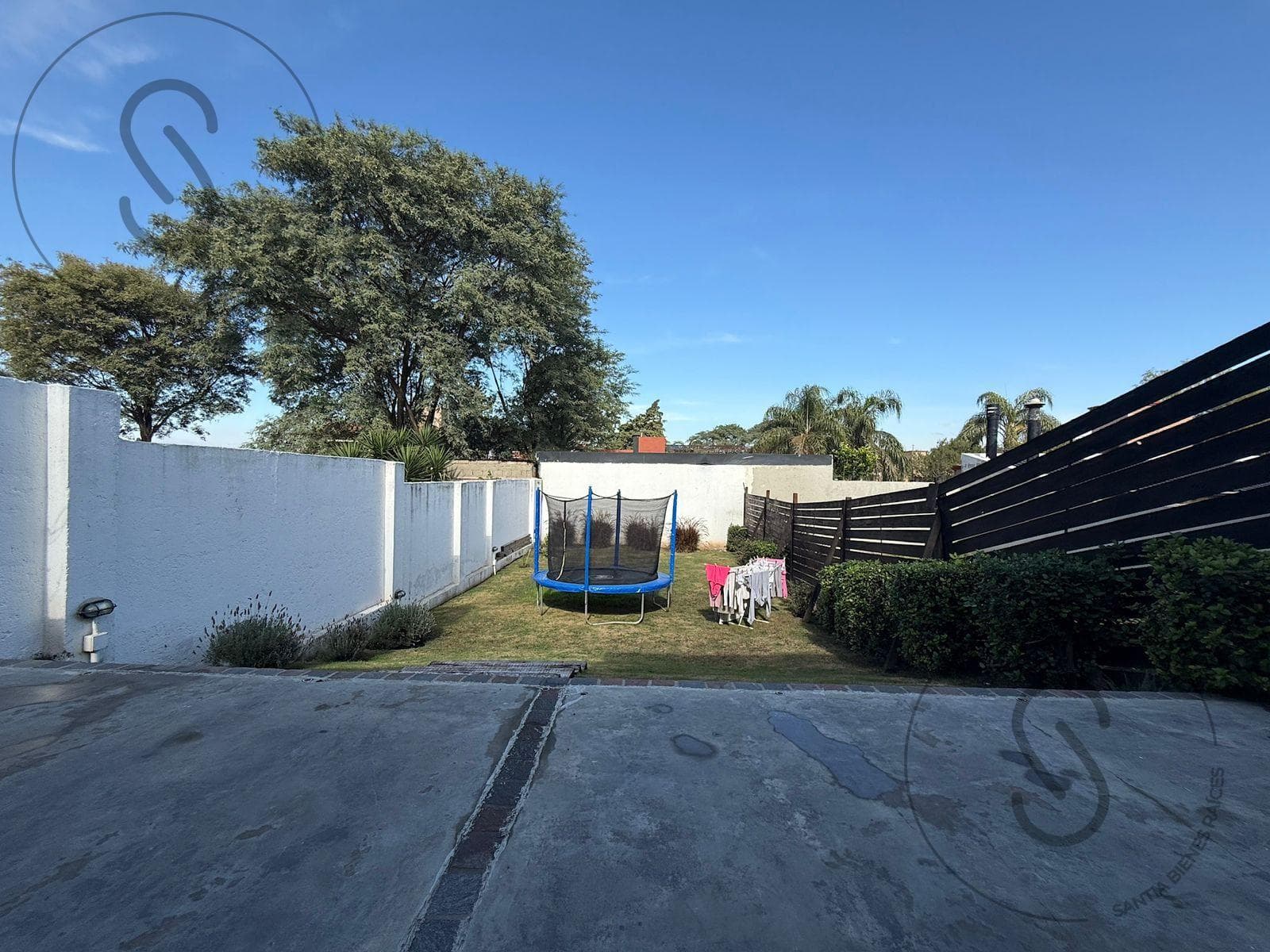 3-Bedroom Duplex House with Patio in Arguello