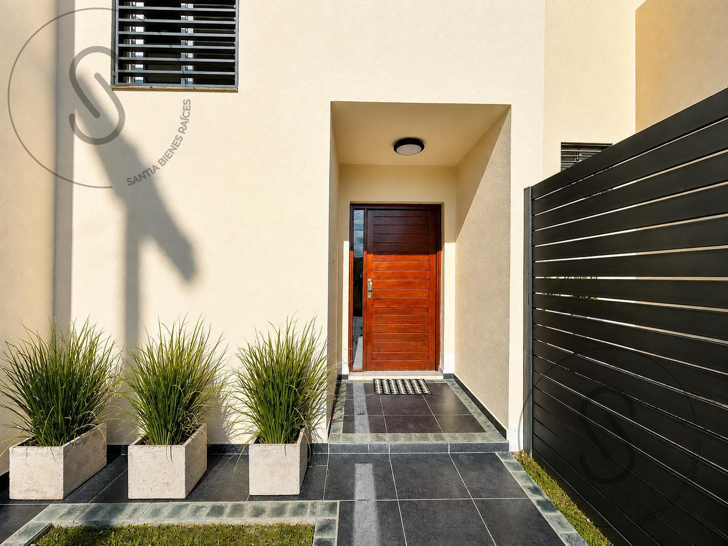 3-Bedroom Duplex House with Patio in Arguello