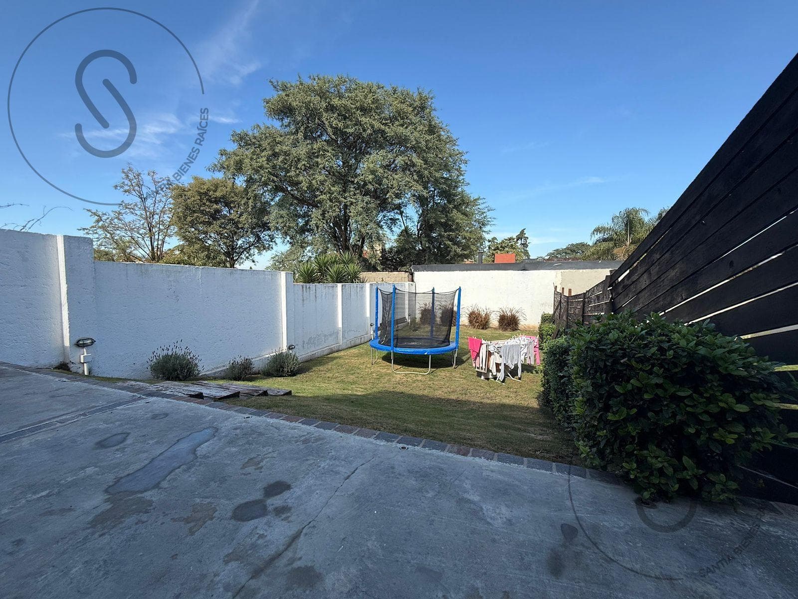 3-Bedroom Duplex House with Patio in Arguello