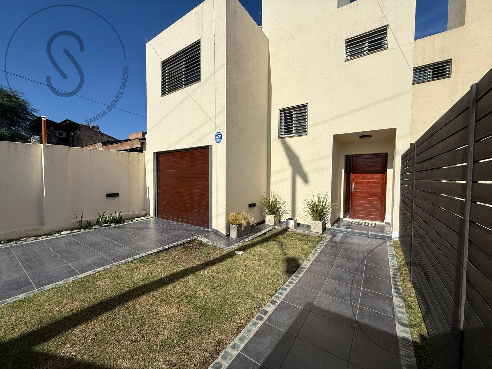 3-Bedroom Duplex House with Patio in Arguello