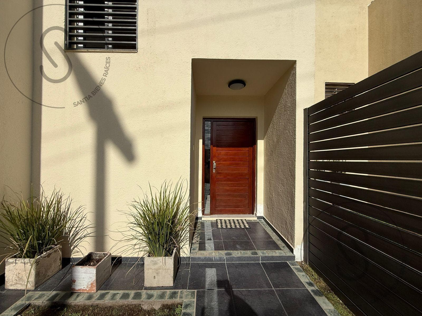 3-Bedroom Duplex House with Patio in Arguello