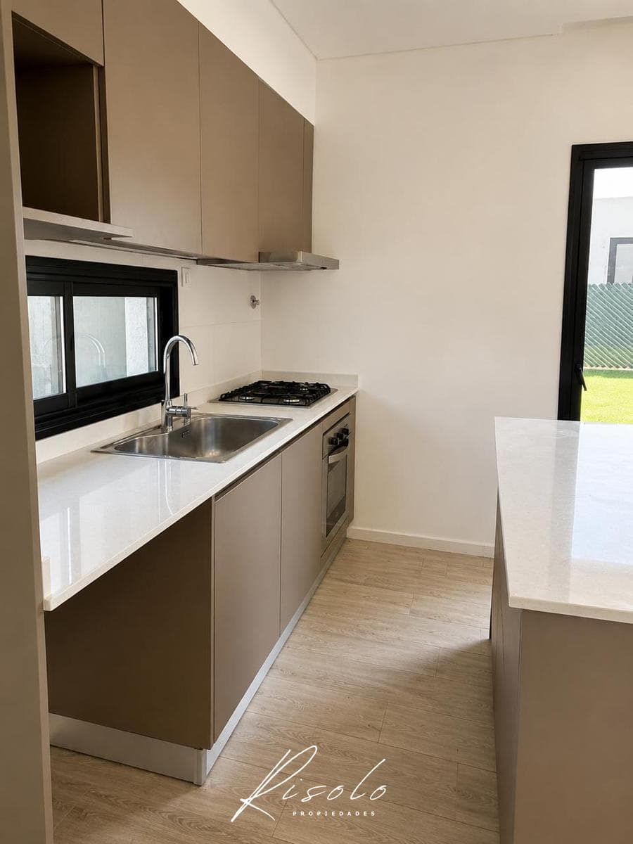 BRAND-NEW - TOWNHOUSE - 3 BEDROOMS - SPRING PARK – PILAR