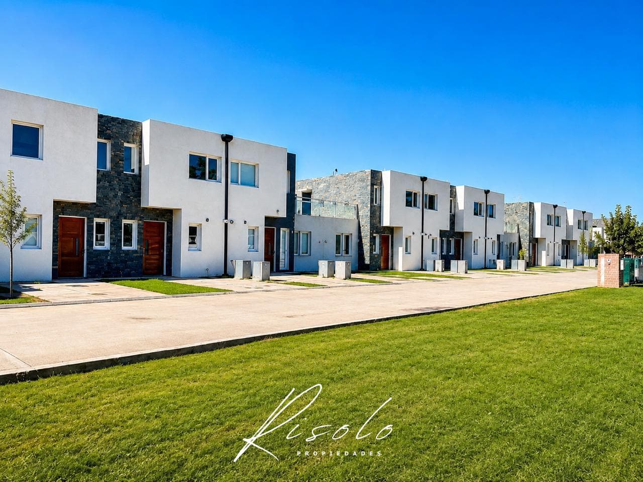 BRAND-NEW - TOWNHOUSE - 3 BEDROOMS - SPRING PARK – PILAR