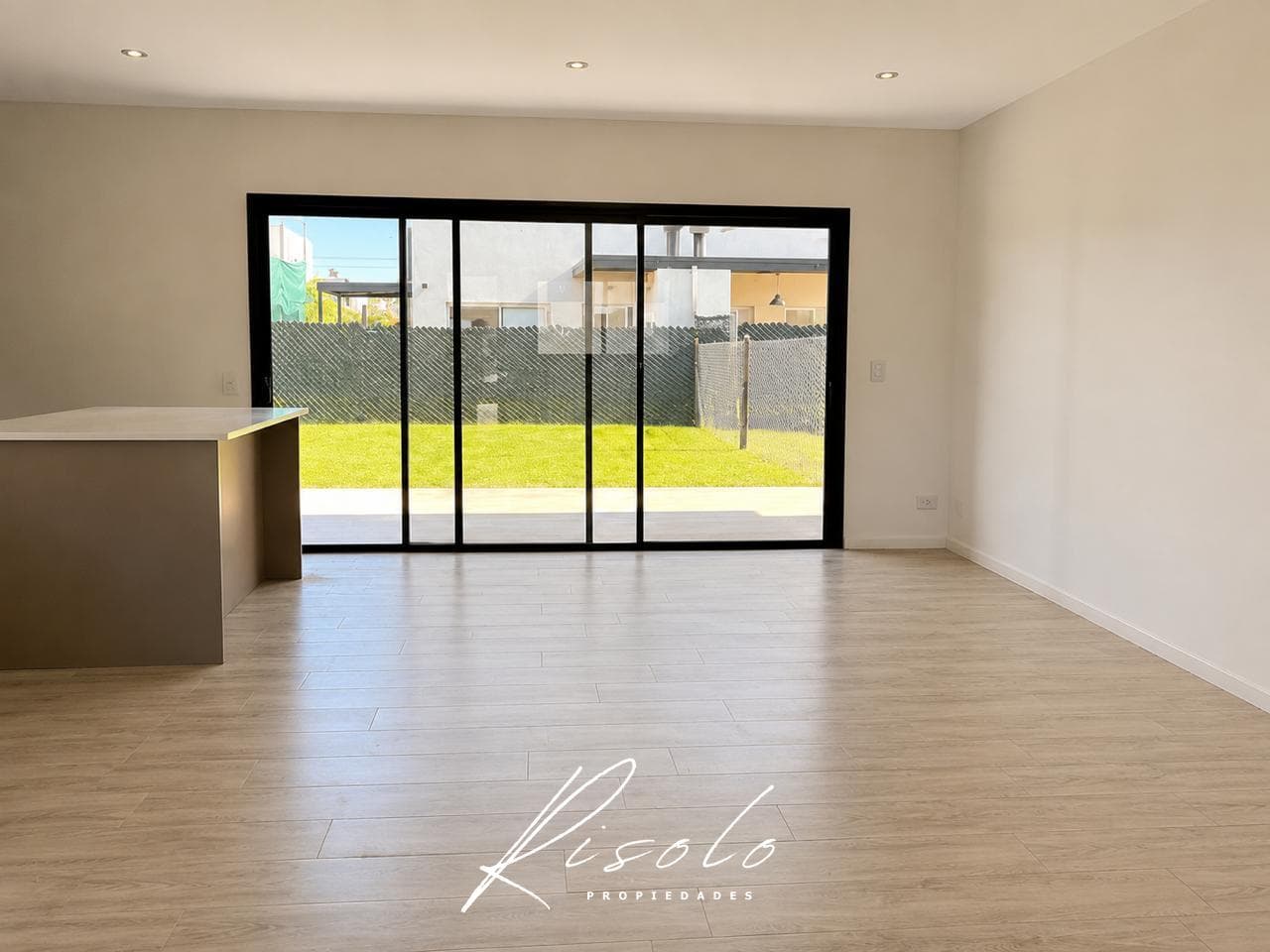 BRAND-NEW - TOWNHOUSE - 3 BEDROOMS - SPRING PARK – PILAR