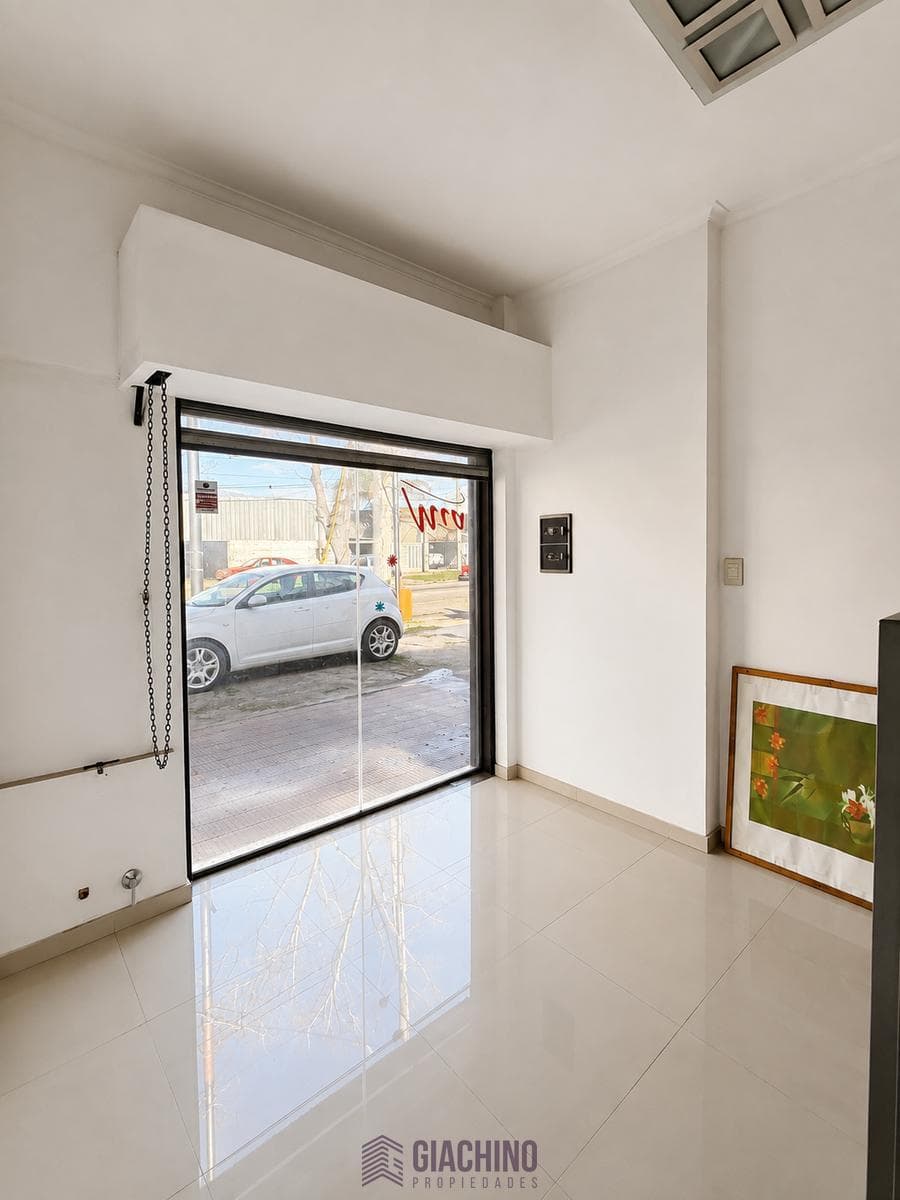Multipurpose commercial property with 290 m² on Av. 520 between 3 and 3bis