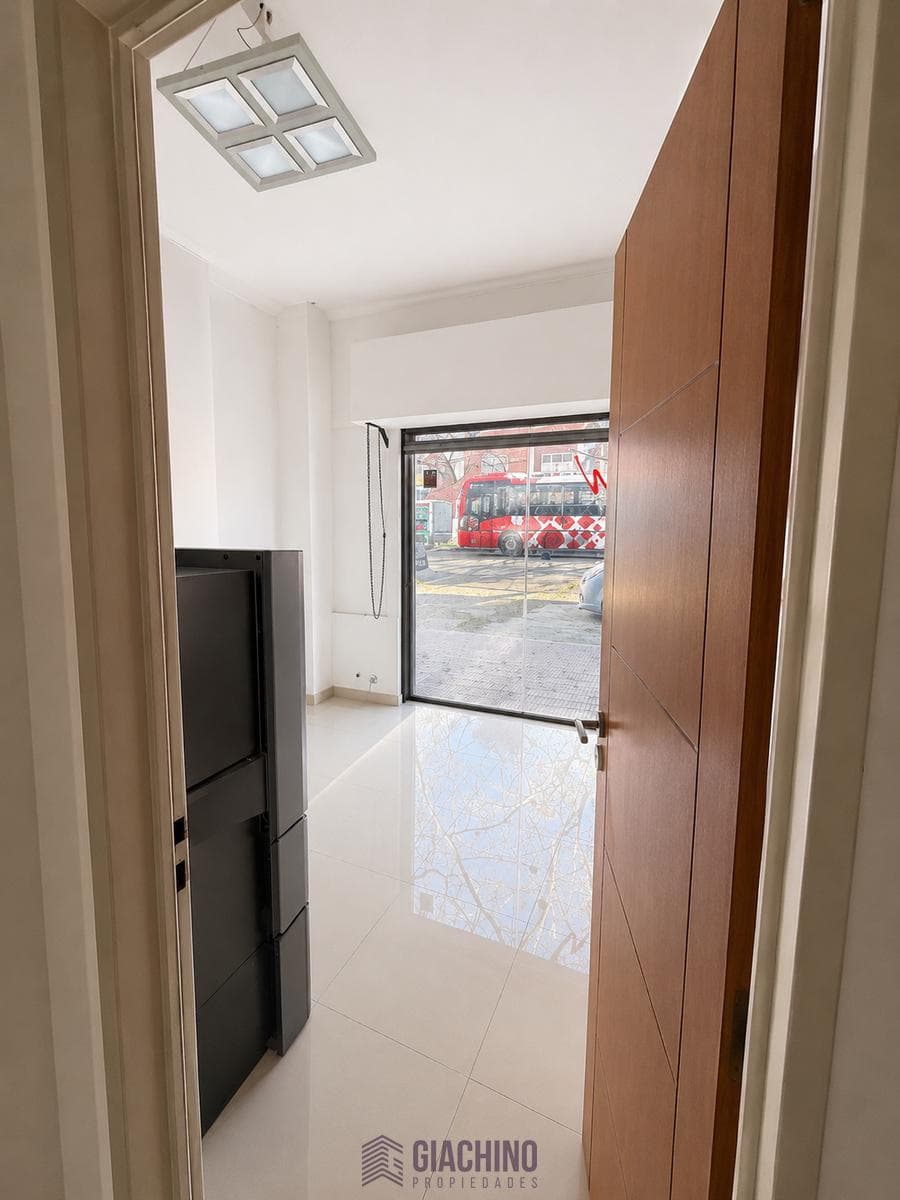 Multipurpose commercial property with 290 m² on Av. 520 between 3 and 3bis
