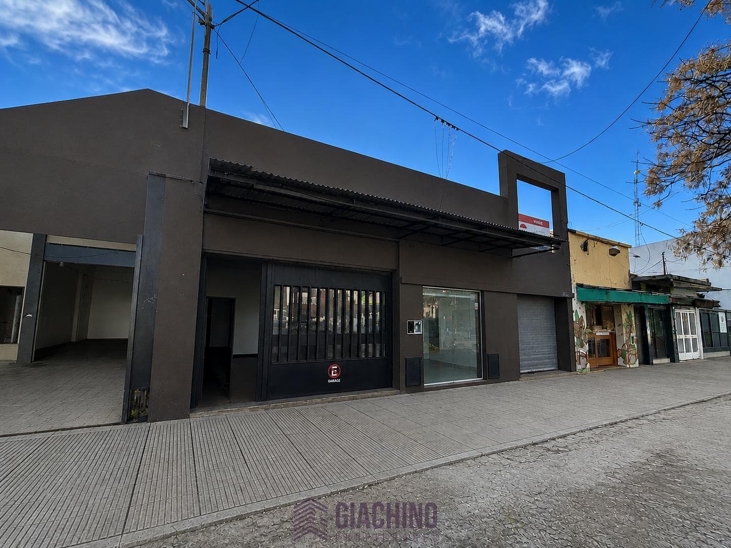 Multipurpose commercial property with 290 m² on Av. 520 between 3 and 3bis