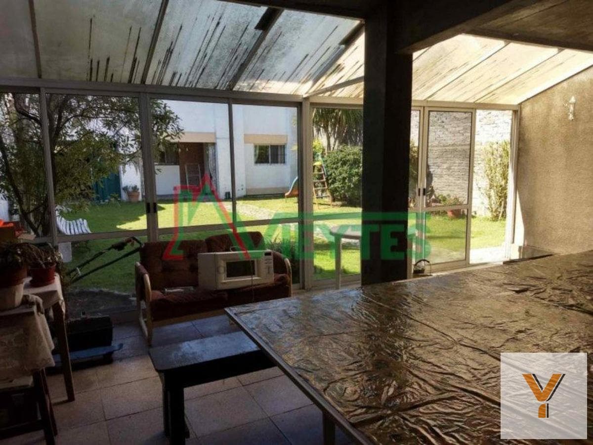 House for Sale - 3 Bedrooms, 2 Bathrooms - 300 meters - Lomas de Zamora (District)