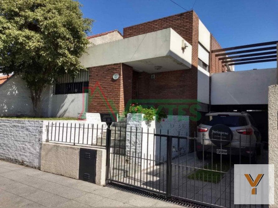 House for Sale - 3 Bedrooms, 2 Bathrooms - 300 meters - Lomas de Zamora (District)