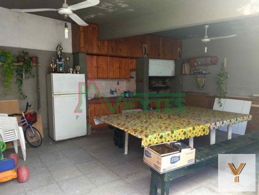 House for Sale - 3 Bedrooms, 2 Bathrooms - 300 meters - Lomas de Zamora (District)
