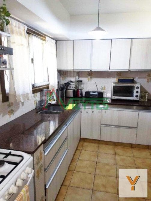 House for Sale - 3 Bedrooms, 2 Bathrooms - 300 meters - Lomas de Zamora (District)