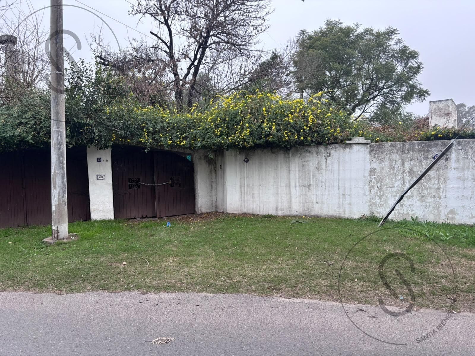 HOUSE IN NEED OF RENOVATION - LOT SUITABLE FOR A DUPLEX IN JARDIN CLARET
