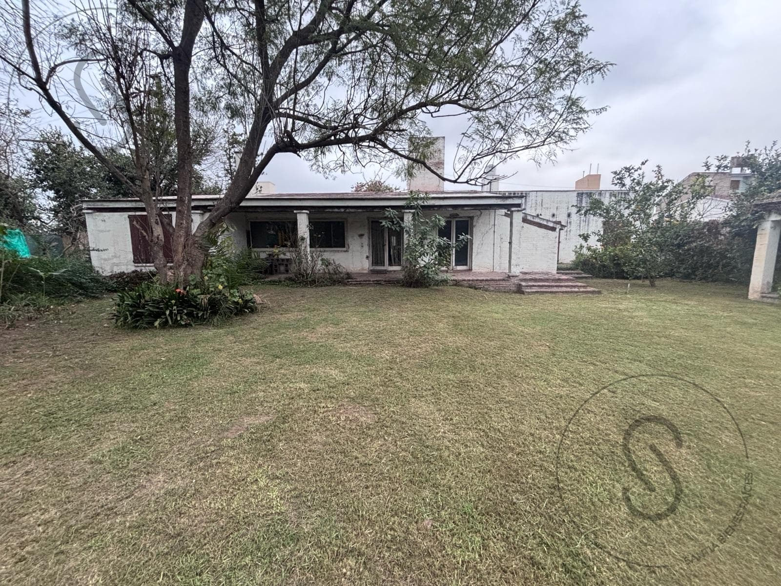 HOUSE IN NEED OF RENOVATION - LOT SUITABLE FOR A DUPLEX IN JARDIN CLARET