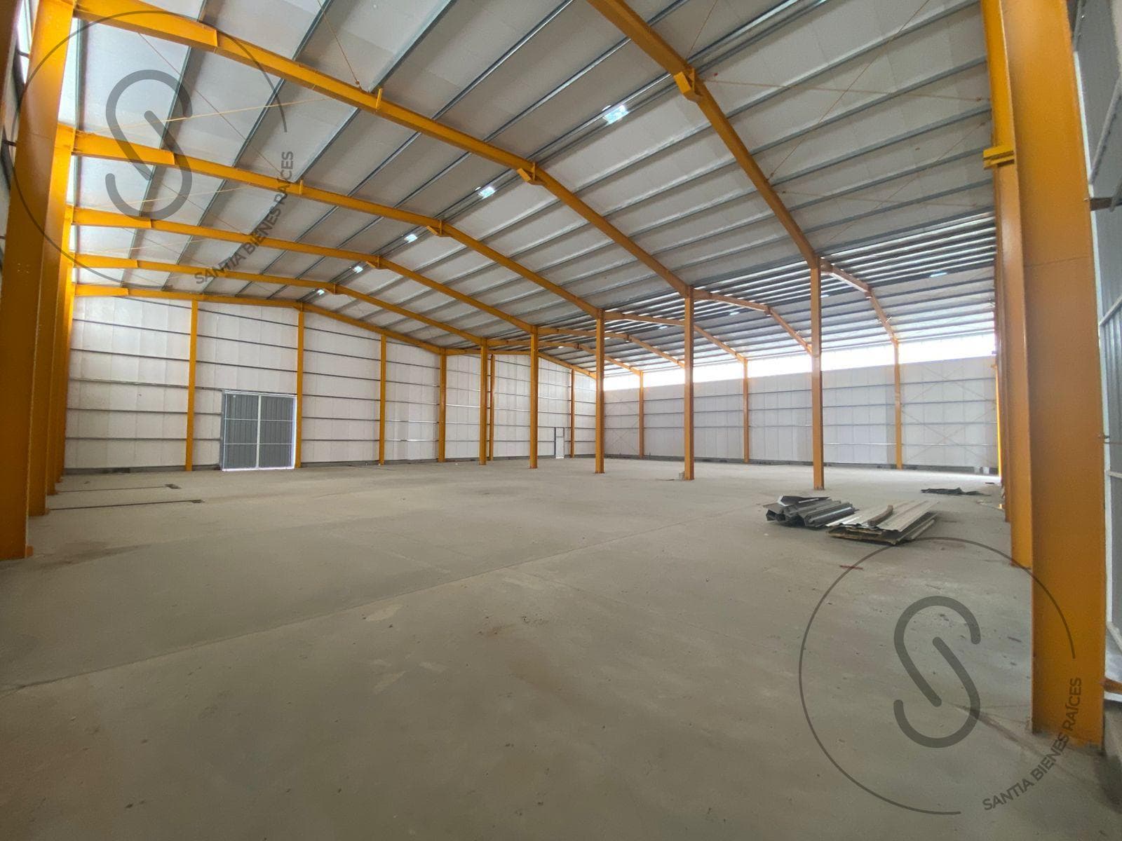 WAREHOUSE IN THE MI GRANJA INDUSTRIAL PARK