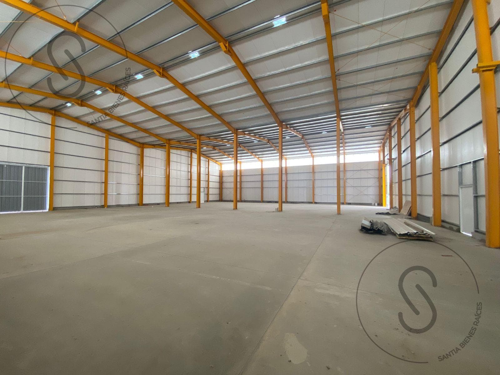 WAREHOUSE IN THE MI GRANJA INDUSTRIAL PARK