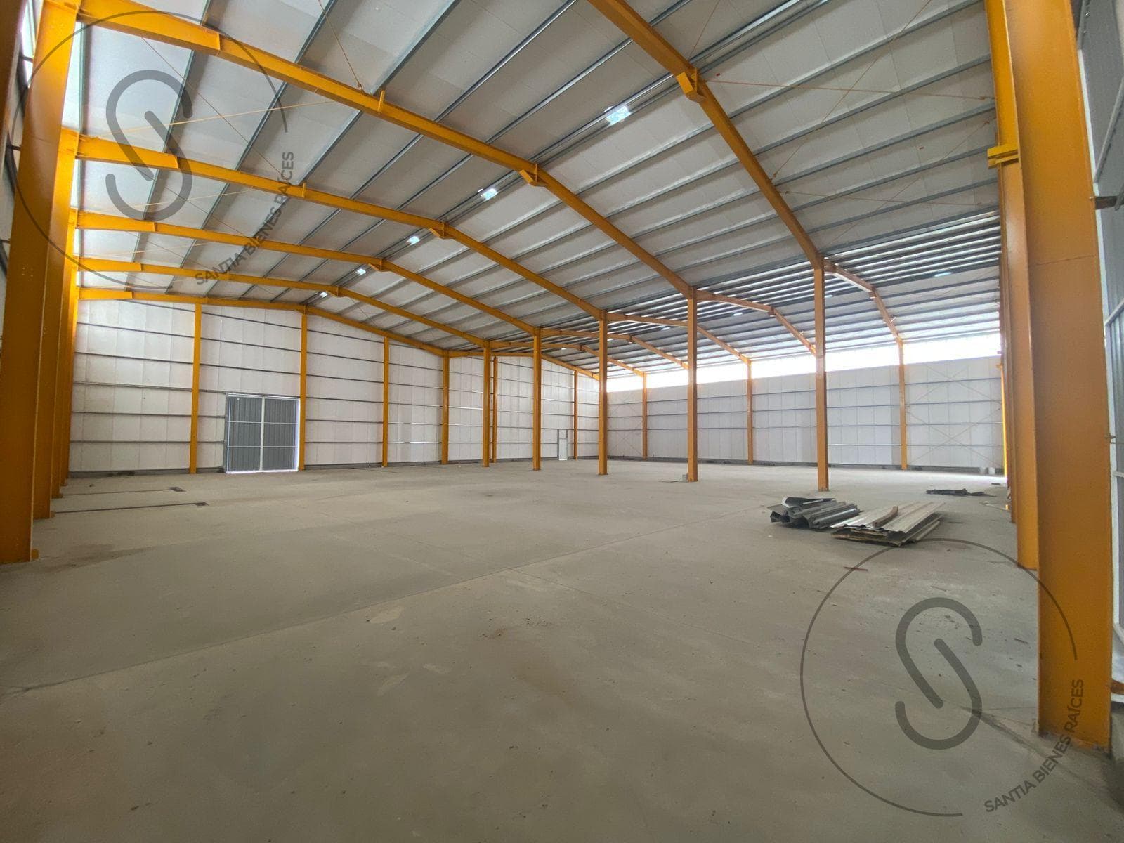 WAREHOUSE IN THE MI GRANJA INDUSTRIAL PARK
