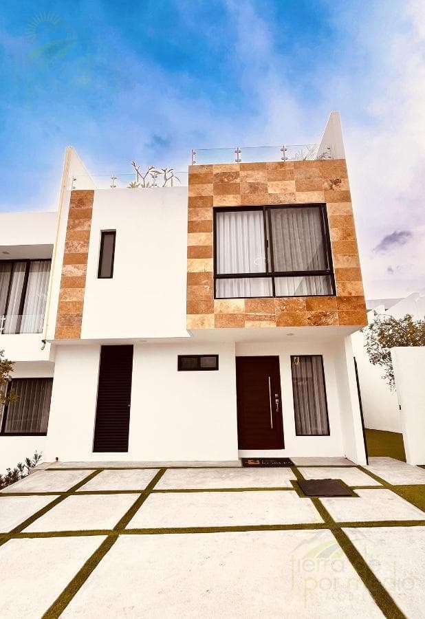 House with a Roof Garden on a Private Street, Featuring a VIP Movie Theater, in Zibatá, Querétaro