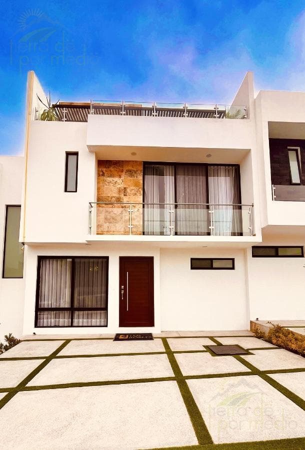 House with a Roof Garden on a Private Street Featuring a VIP Movie Theater in Zibatá, Querétaro