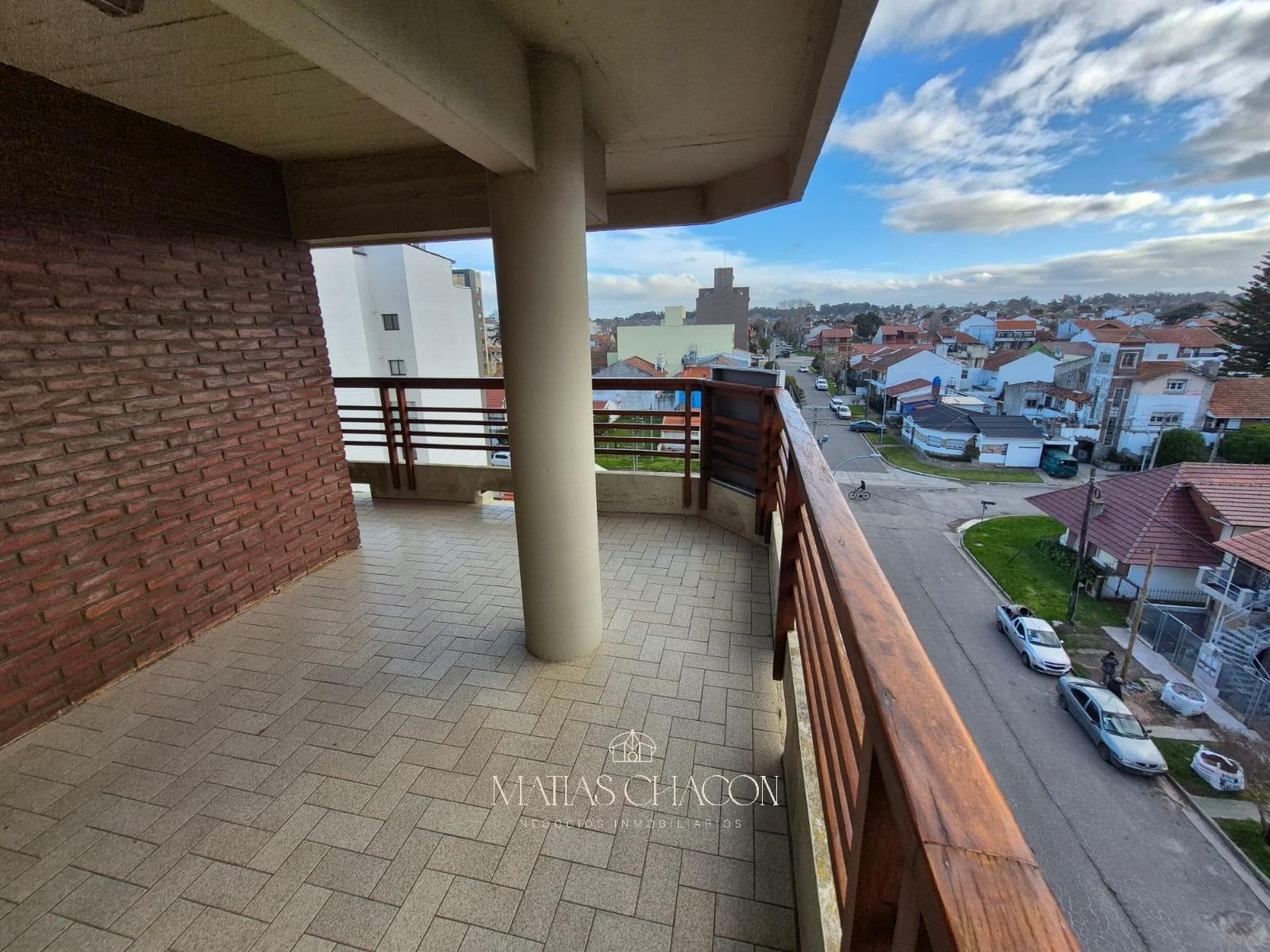 3-room apartment with a balcony, terrace, and attached garage just a few meters from the ocean in Punta Mogotes