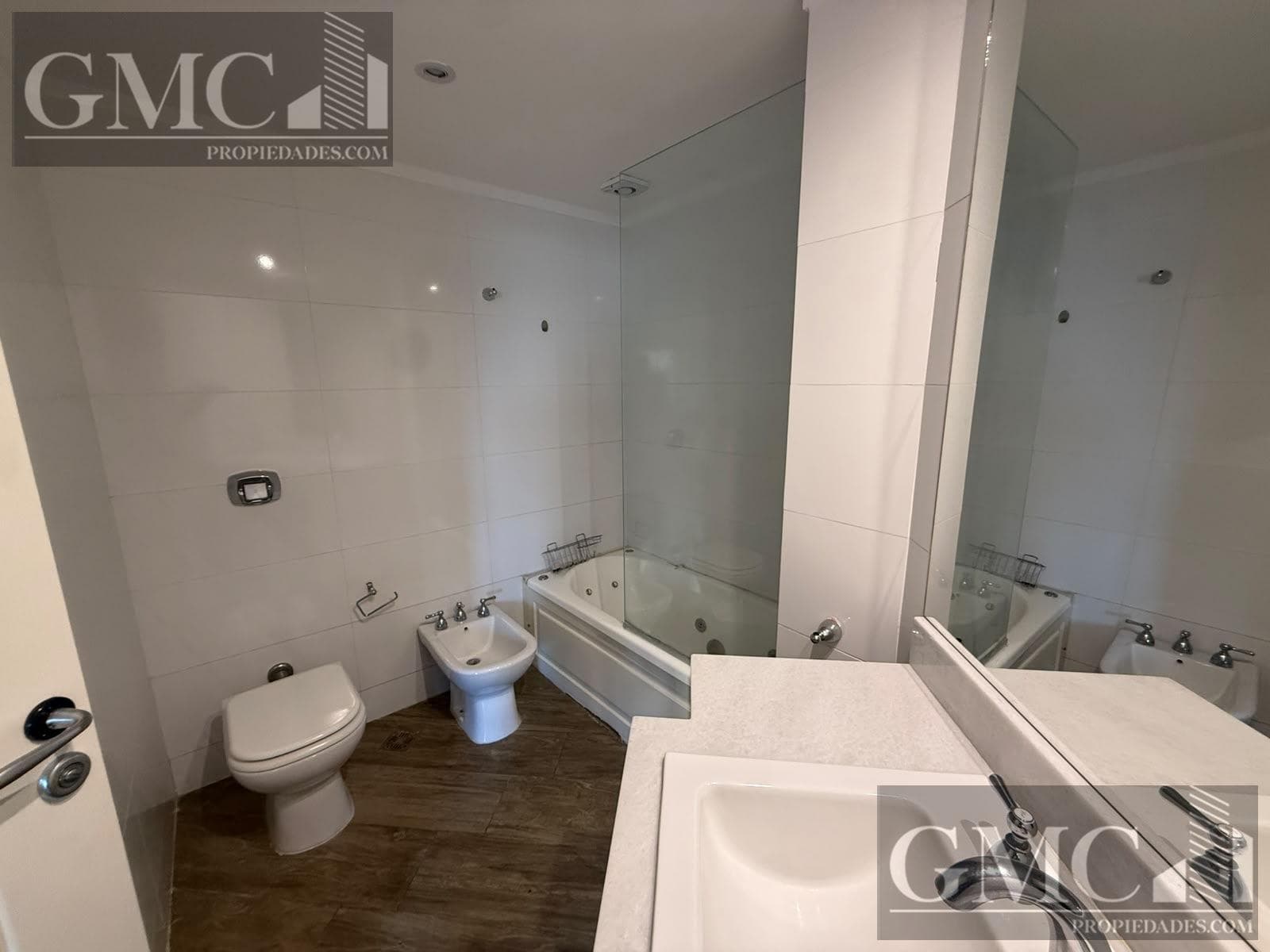 2-room apartment with a covered parking space and ocean view