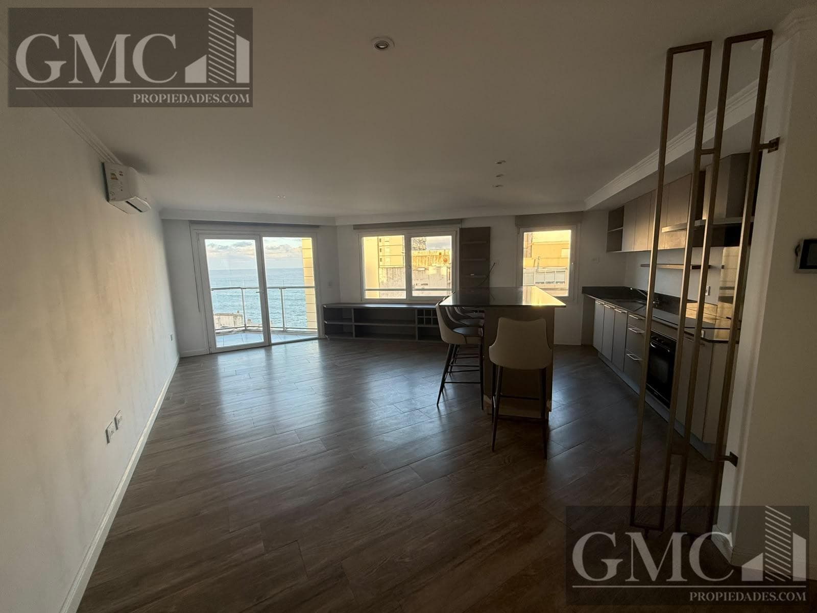 2-room apartment with a covered parking space and ocean view