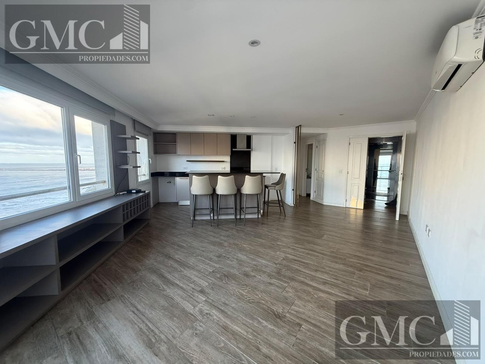 2-room apartment with a covered parking space and ocean view