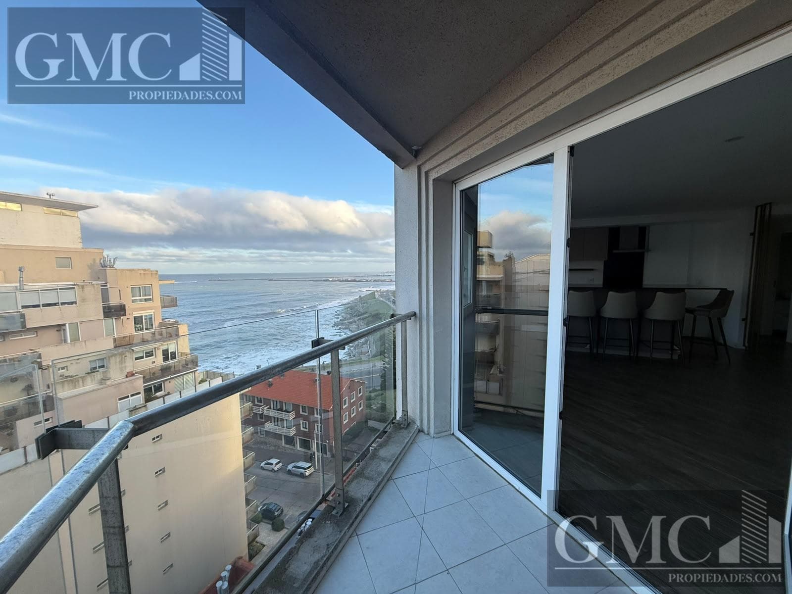 2-room apartment with a covered parking space and ocean view