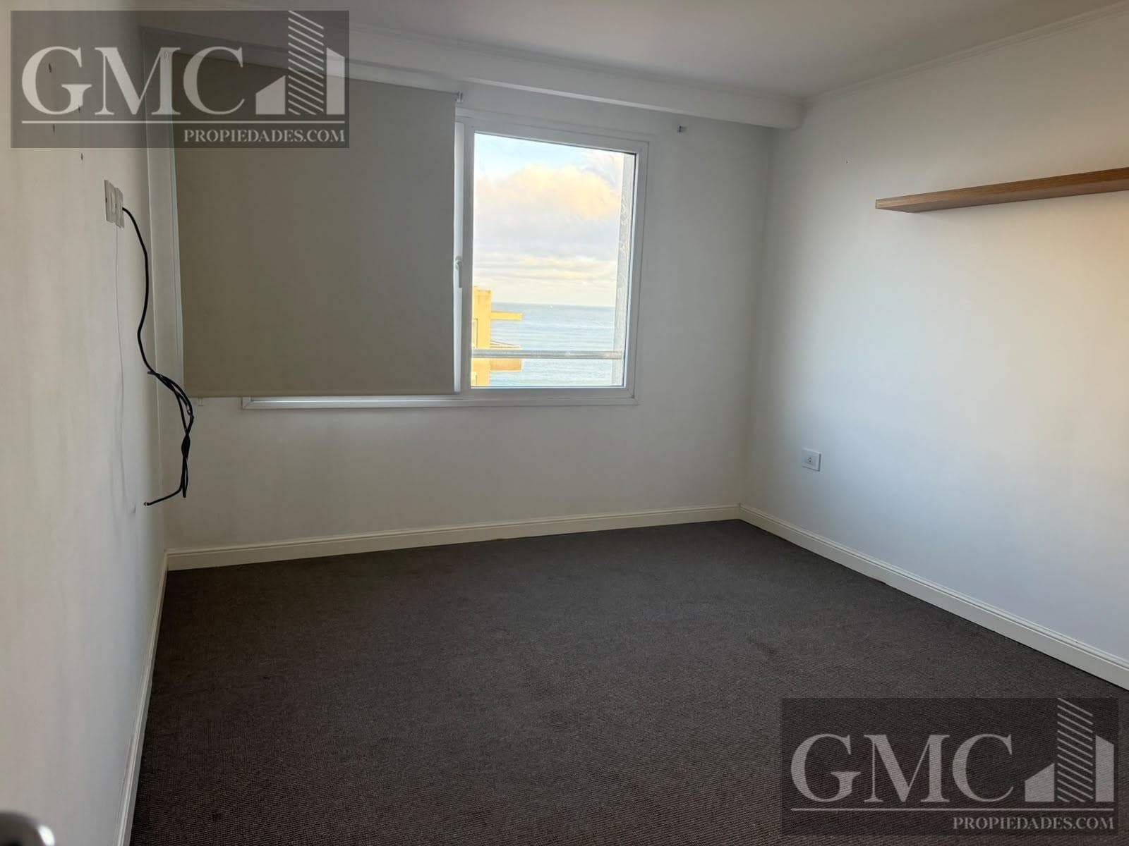 2-room apartment with a covered parking space and ocean view