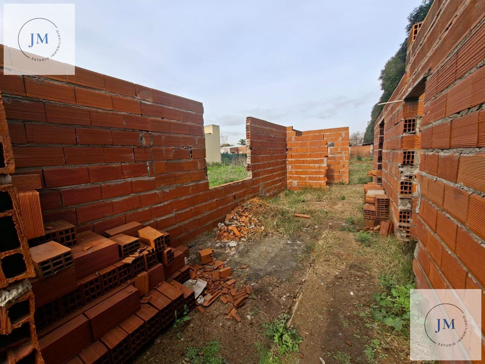 Land for Sale with a Building in Luján
