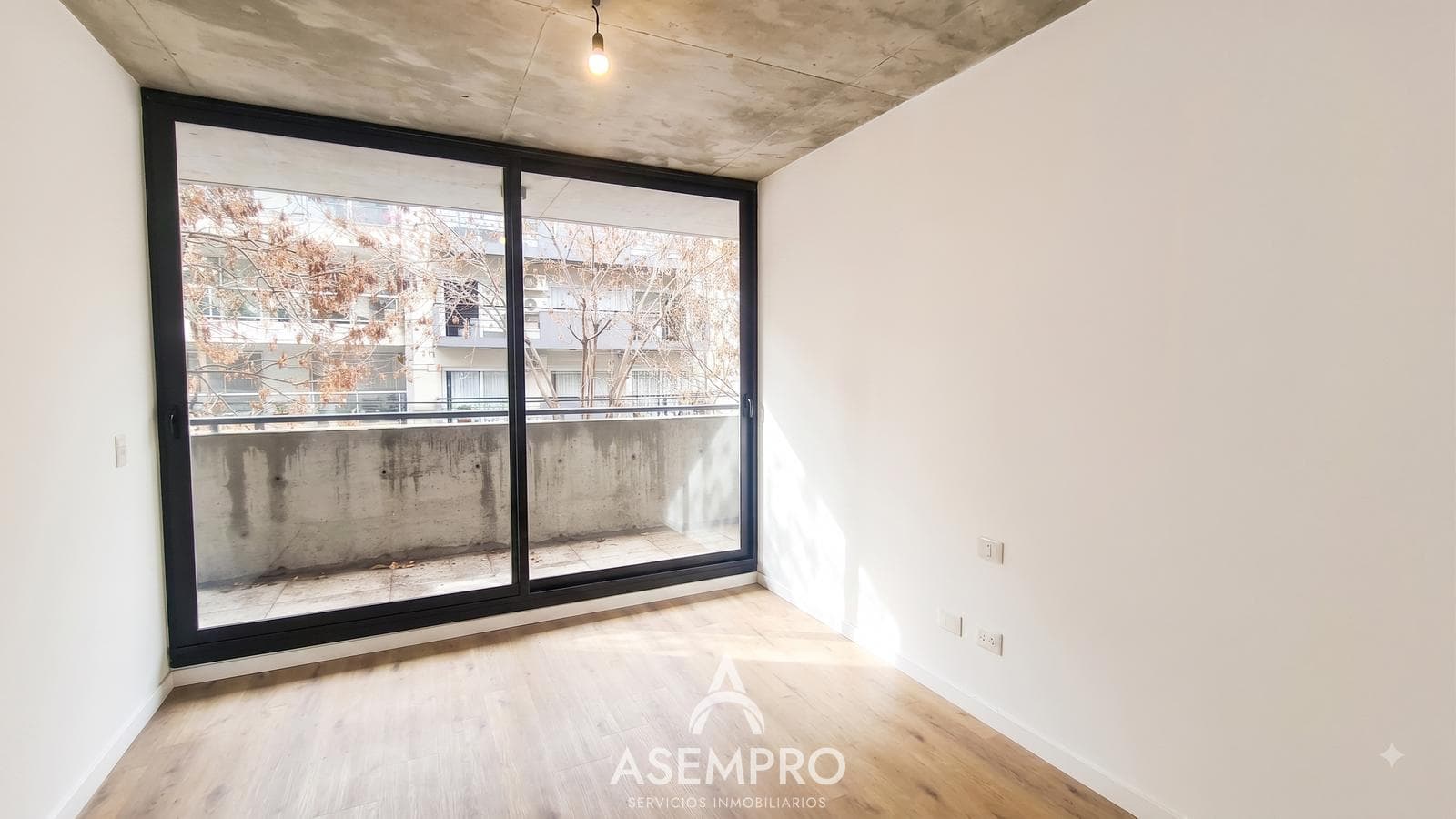 4-Room Apartment in Coghlan, Spacious, With Parking Space